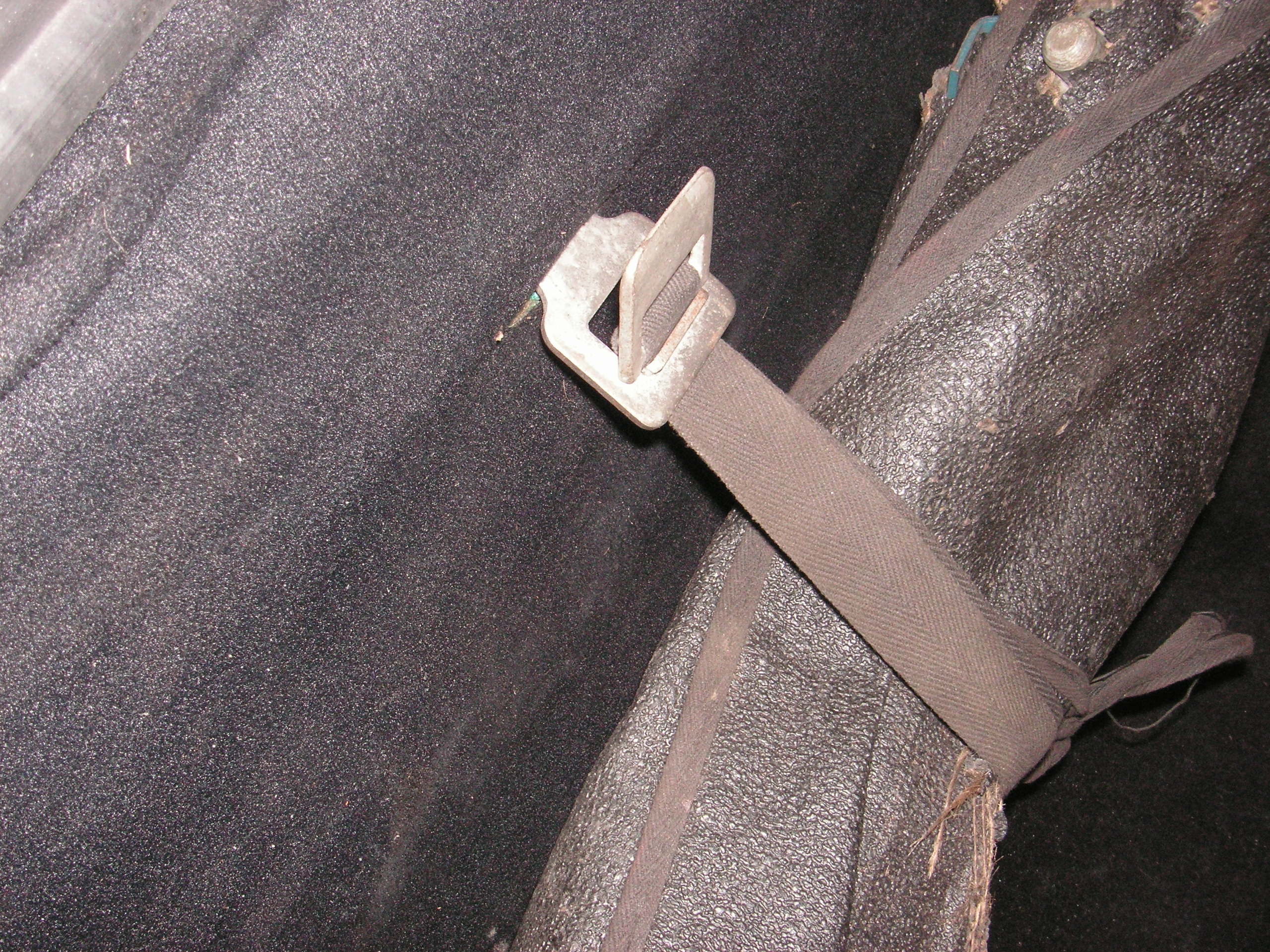 Jack retaining strap how does it thread? XJ Jaglovers Forums