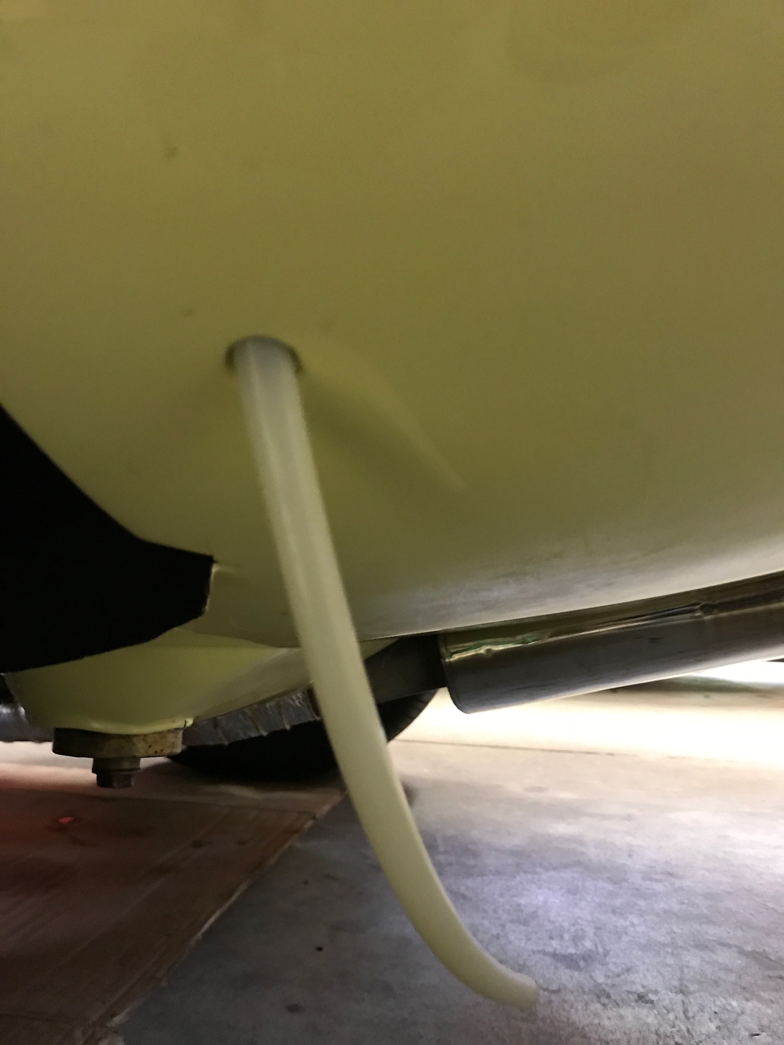 Darn the fuel filler drain hose is not connect. ahhhhh! EType